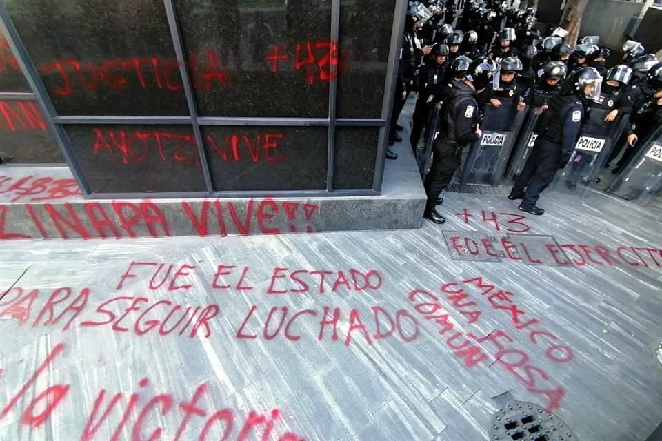 Un grupo de estudiantes de Ayotzinapa hizo pintas frente a la sede de la FGR.