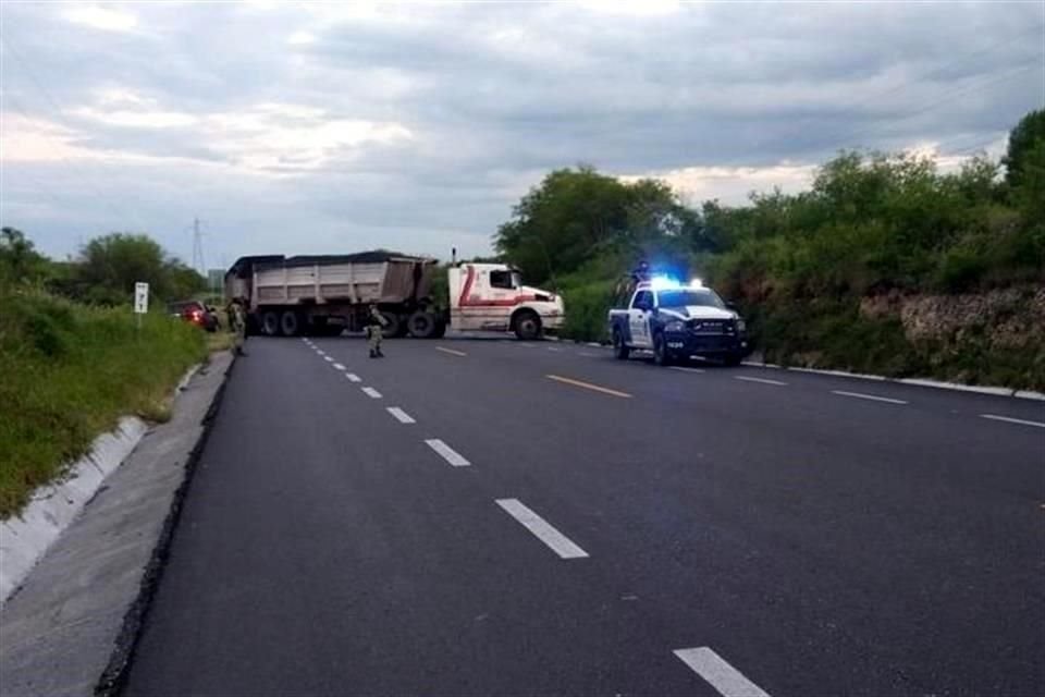 A las 19:30 horas, la Secretaría de Seguridad Púbica de Tamaulipas reportó el cierre de la vía a la altura del kilómetro 71 de la Carretera Nacional 85.