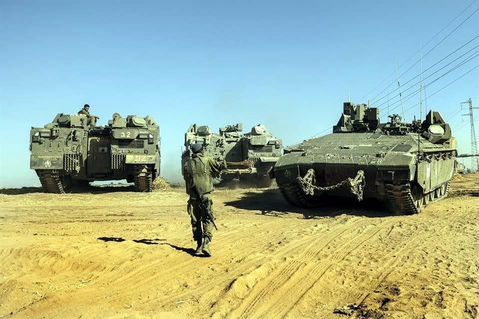 Soldados israelíes con vehículos blindados están desplegados cerca de la frontera con Gaza.