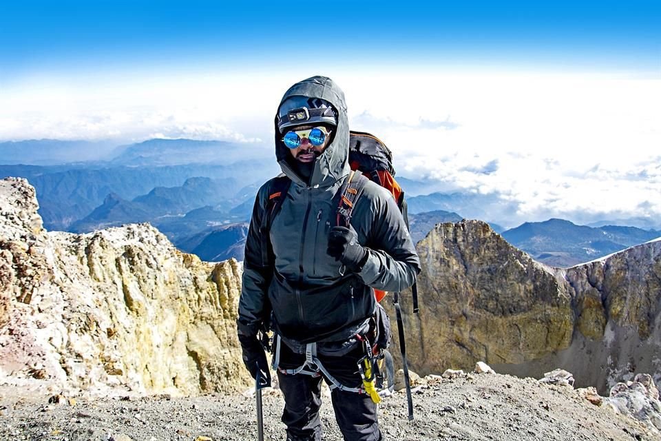 La carrera como montañista de Omar tiene hoy un nuevo reto: escalar las montañas más altas de cada continente, acompañado de un amigo, Rafa Jaime, quien es invidente.