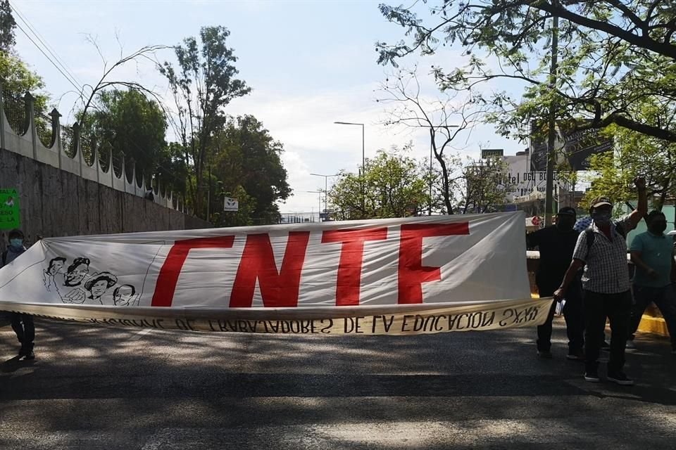 La marcha arrancó del Instituto Estatal de Educación Pública de Oaxaca (IEEPO) con dirección al Zócalo de esa entidad.
