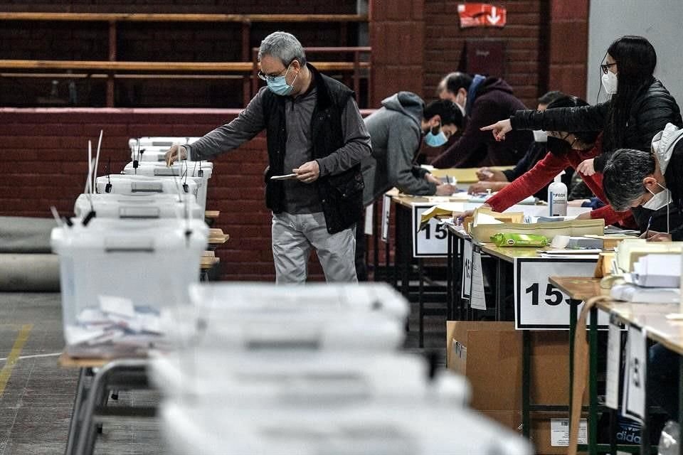 Chilenos empezaron a votar en elección en que elegirán, además de alcaldes y gobernadores, a 155 personas que redactarán nueva Constitución.