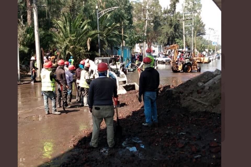 Una fuga de agua potable fue provocada por la construcción del puente vehicular de Cuemanco a Canal de Chalco, informó Sacmex.