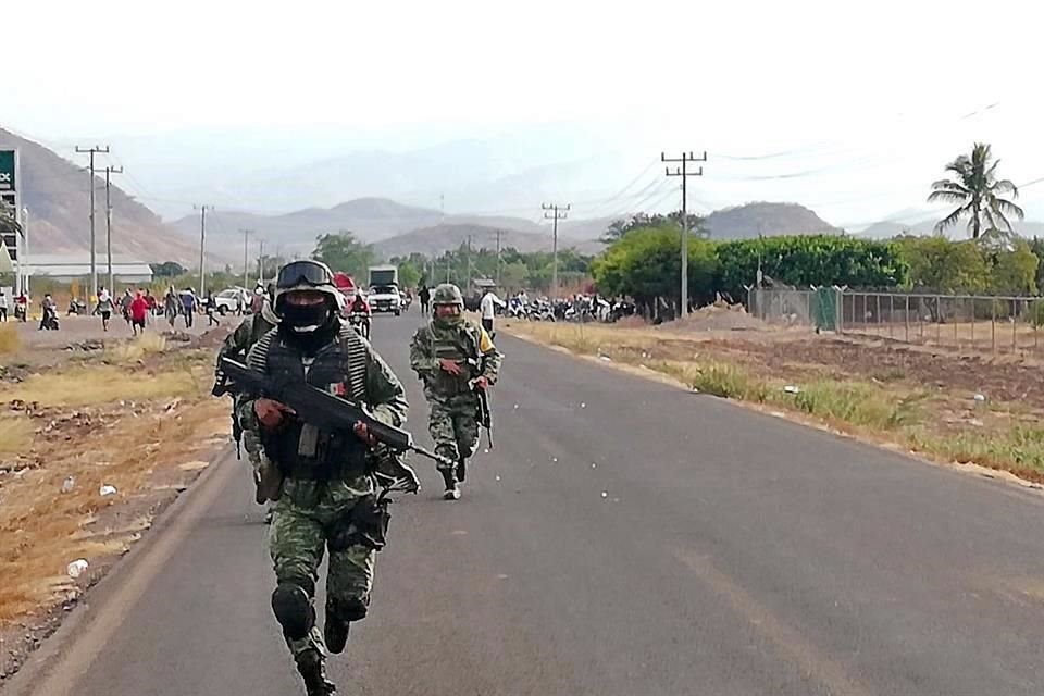 Mayo 13. Hombres armados asesinaron a dos soldados durante una emboscada a un convoy militar en la localidad de Las Higueras, Aguililla.