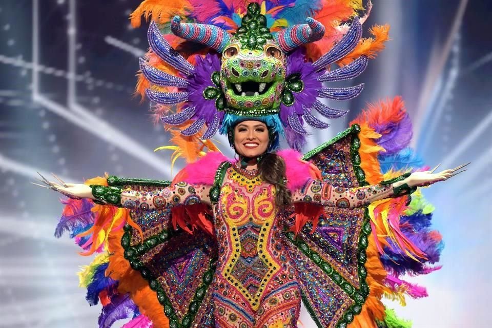Avelino Roque Osorio fue el encargado de diseñar el traje típico de México para Miss Universo 2021.