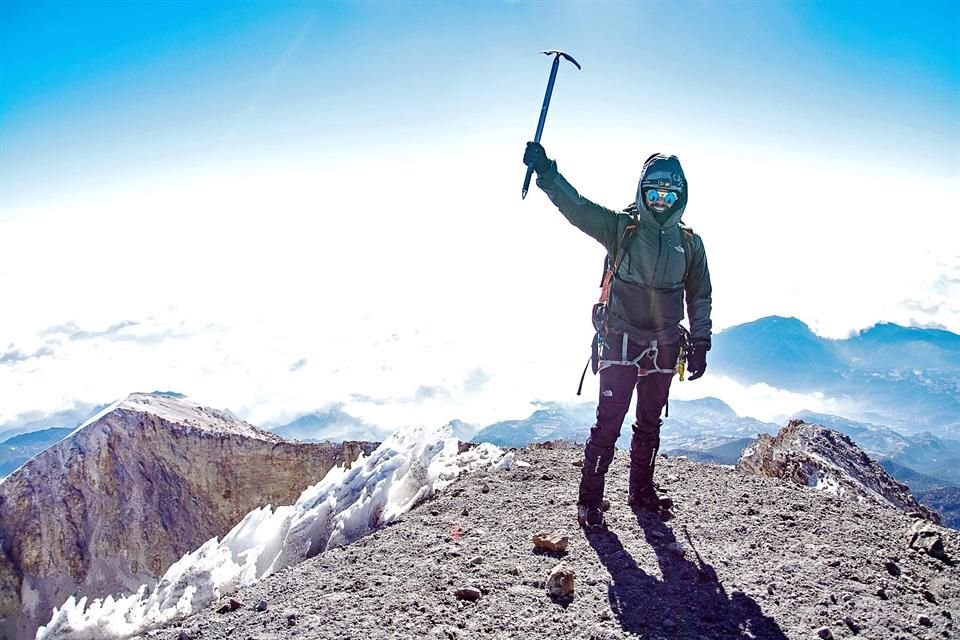 Omar Álvarez busca escalar las montañas más altas del mundo con su amigo, Rafa Jaime, quien es invidente; ya subieron el Aconcagua.