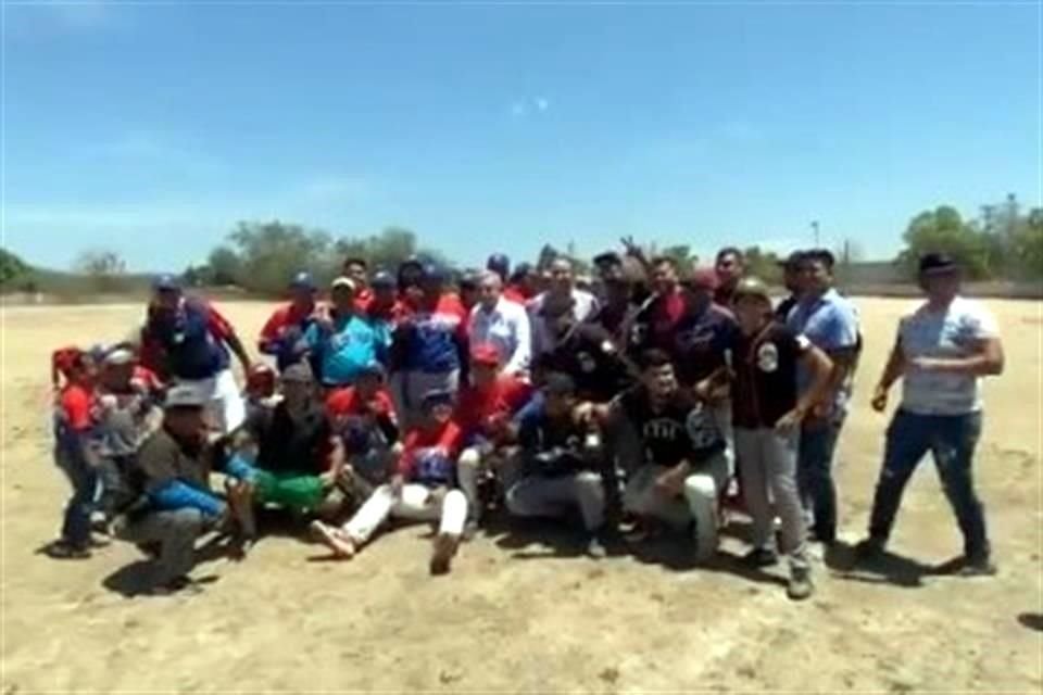 Presidente AMLO dijo que se bajó por un 'turnito' al bat y 'macaneó' tras regresar de un recorrido por la Presa Picachos, en Sinaloa.