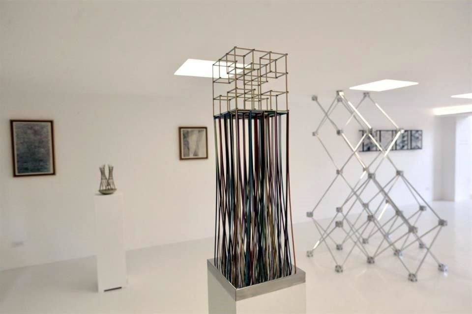Kronschlaeger es un artista conocido por  sus instalaciones 'site-especific' y por sus esculturas, tan geomtricas como infinitas.