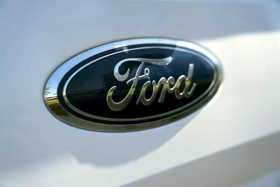 Vista de la insignia ovalada azul, característica de la marca Ford.