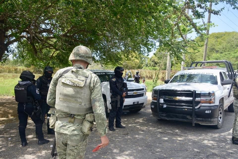 Elementos de Policía estatal, GN y Ejército desarmaron a policías comunitarios de la UPOEG que tenían sus retenes en zona rural de Acapulco.