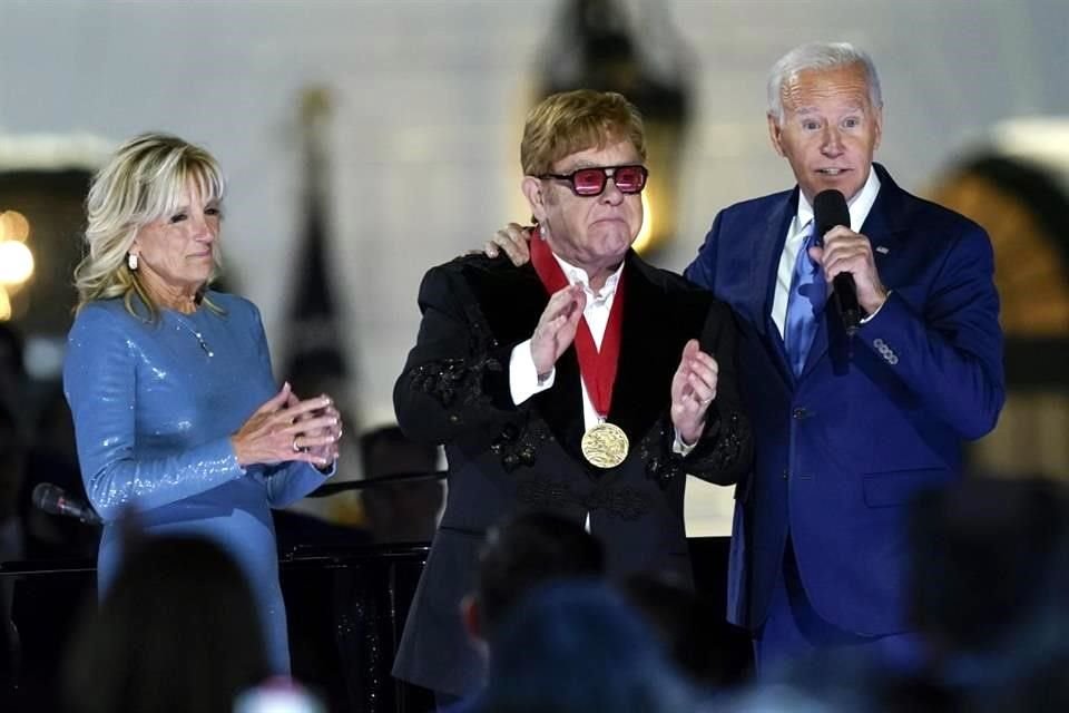 Elton John es homenajeado en la Casa Blanca por el presidente Joe Biden, quien le otorgó la Medalla Nacional de Humanidades.
