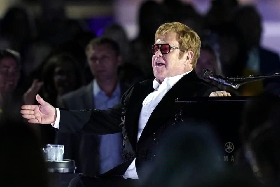 Elton John es homenajeado en la Casa Blanca por el presidente Joe Biden, quien le otorgó la Medalla Nacional de Humanidades.