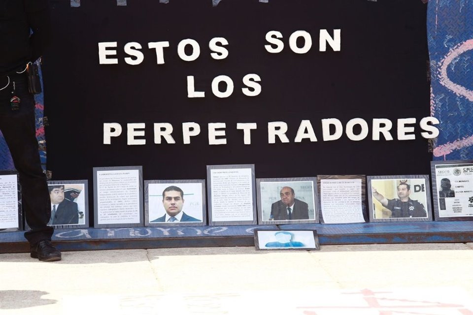  Luego que AMLO pidiera dar a conocer partes ocultas del informe del Caso Ayotzinapa, Segob condenó la difusión de datos censurados.