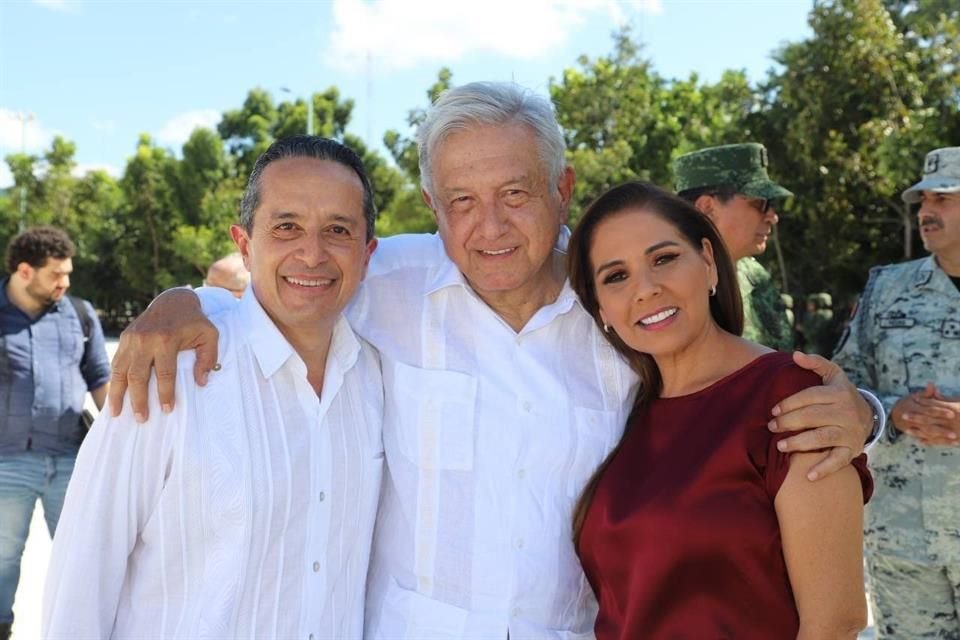 El Presidente Andrés Manuel López Obrador se reunió con el Gobernador de Quintana Roo y con la su sucesora de este, Mara Lezama, en su visita al estado.
