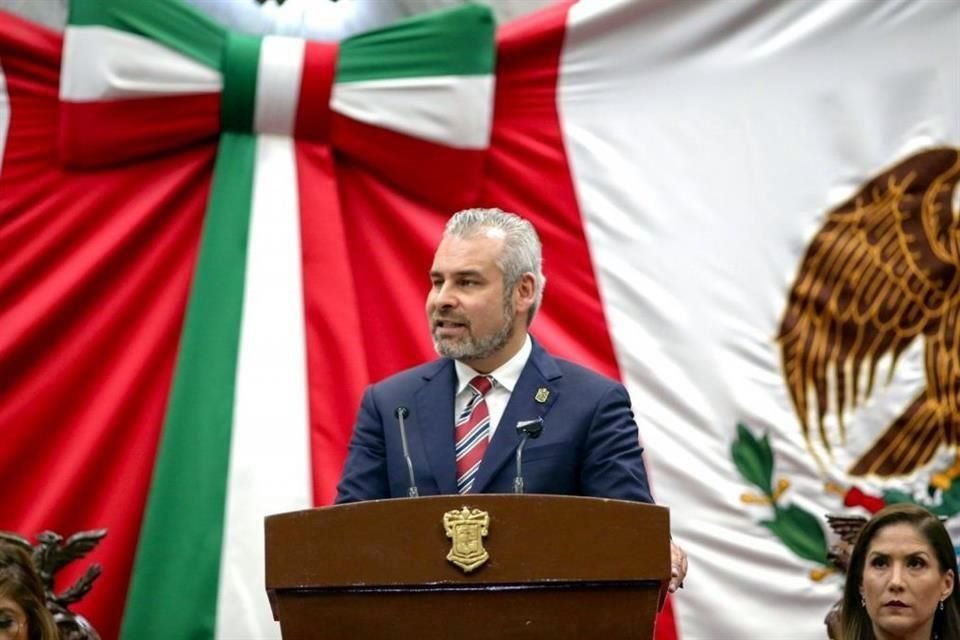 El morenista rindió su Informe ante el Congreso de Michoacán.