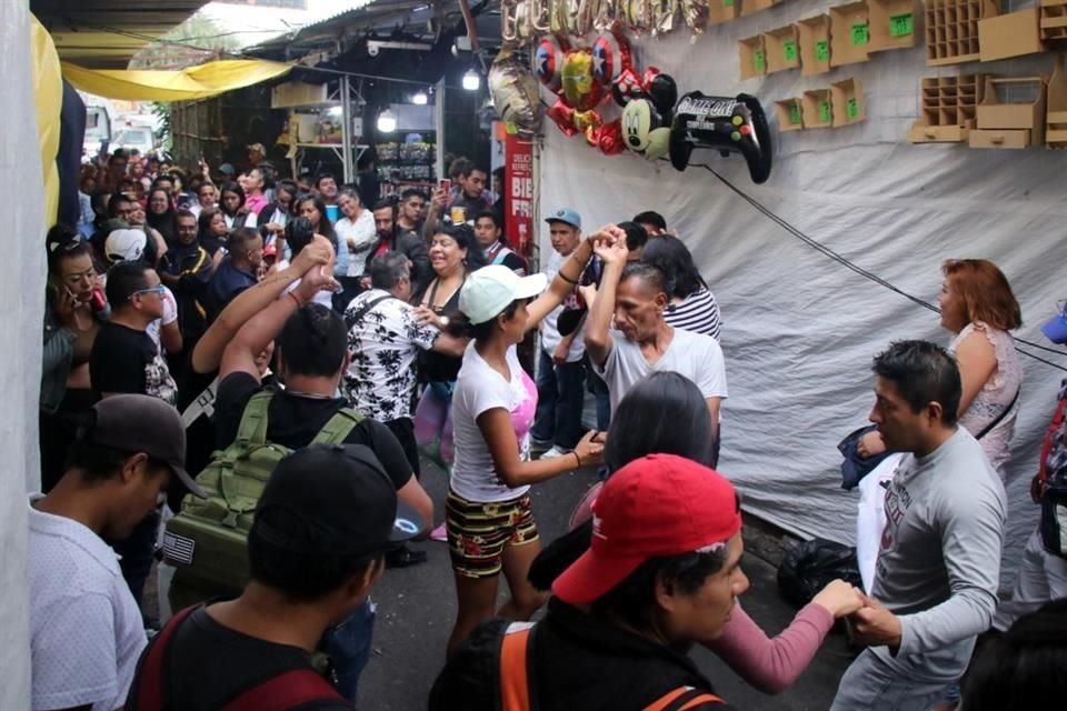 Vecinos y visitantes del Barrio La Merced acudieron ayer a conmemorar el 65 aniversario del Mercado con los tradicionales sonideros.