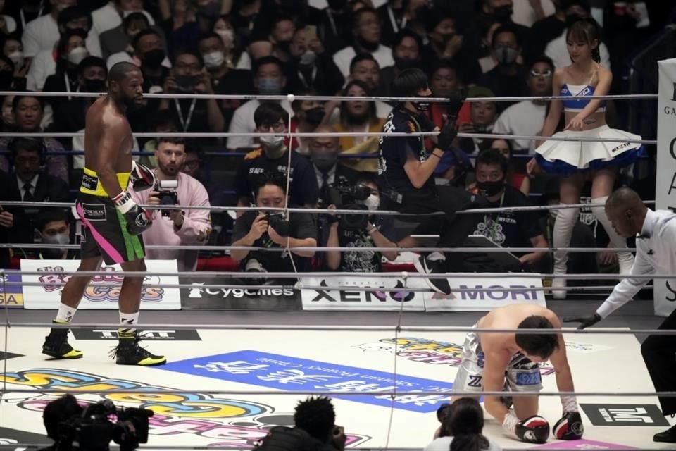 Floyd Mayweather se aprovechó del japonés    Mikuru Asakura, peleador de artes marciales mixtas y quien hizo su debut en el boxeo.