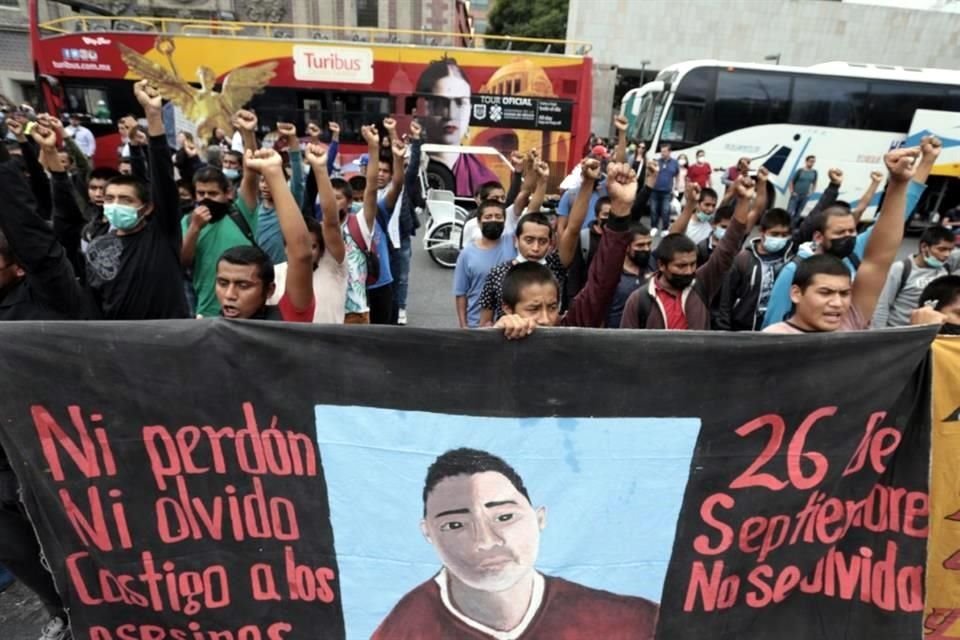 Padres, familiares y amigos de los 43 estudiantes desaparecidos en Iguala, Guerrero, realizaron una protesta en el Hemiciclo a Juárez, donde se posicionaron con respecto al informe oficial.