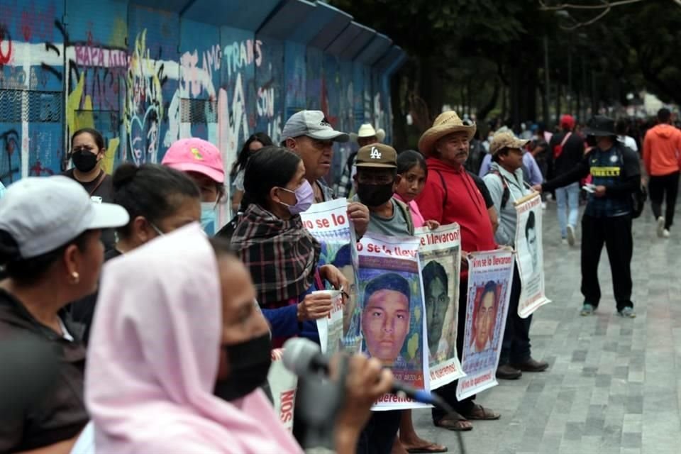 Padres, familiares y amigos de los 43 estudiantes desaparecidos en Iguala, Guerrero, realizaron una protesta en el Hemiciclo a Juárez.