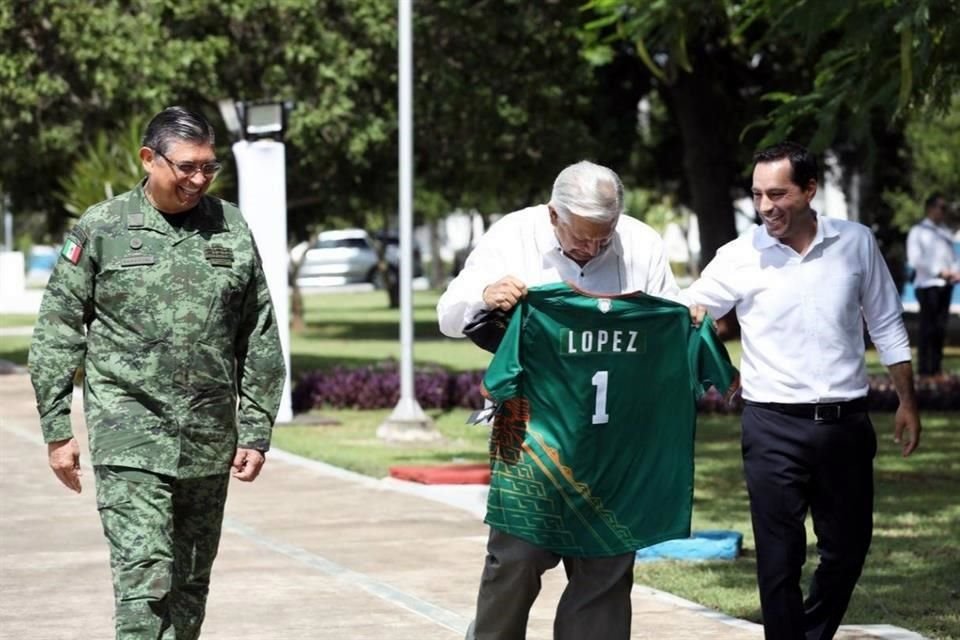 El Mandatario de Yucatán, Mauricio Vila, regaló un jersey de los Leones al Presidente López Obrador. Atestigua el momento el General Luis Cresencio Sandoval.