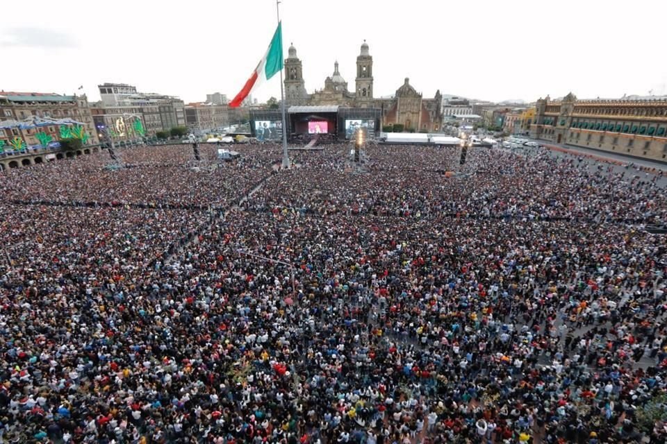 Vista panorámica del Zócalo capitalino, horas antes de que que el Grupo Firme haga acto de presencia en el escenario.