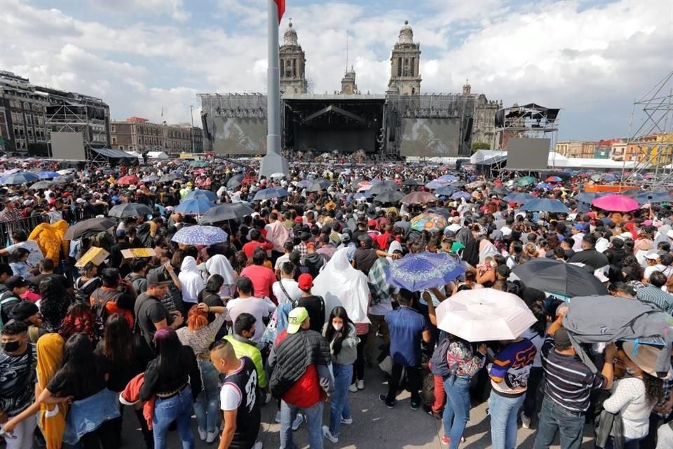 Los paraguas ayudaron a que la gente no sufriera tanto por el sol y calor de la tarde de este domingo.