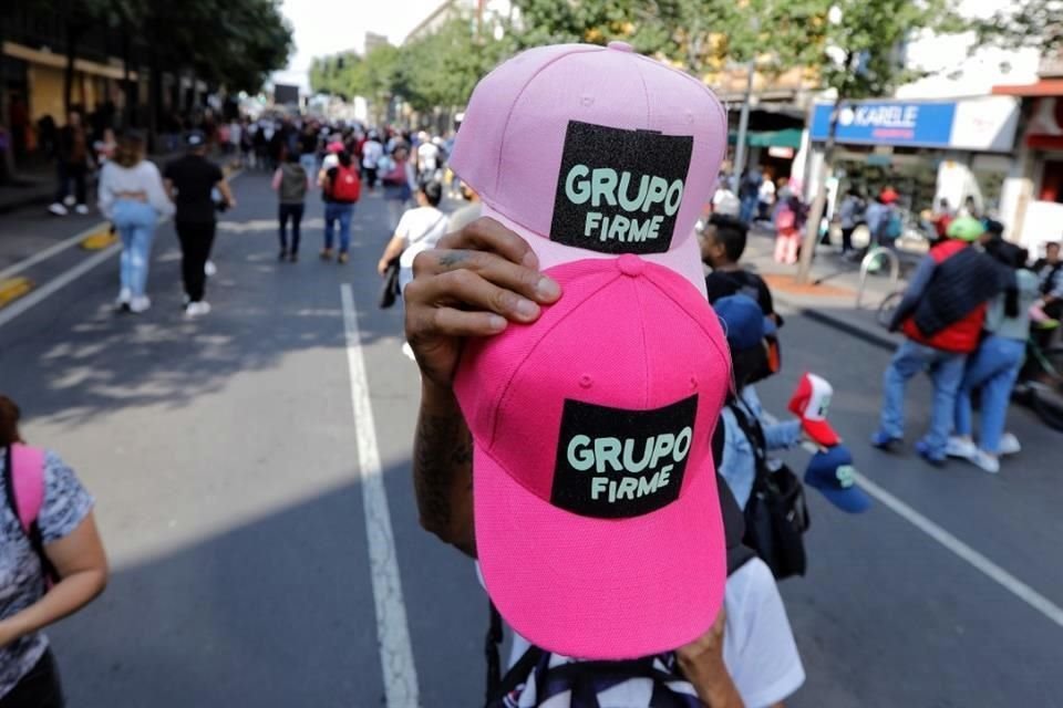 Recuerditos y memorabilia de Grupo Firme se vendían en las calles cercanas a la plancha del Zócalo.