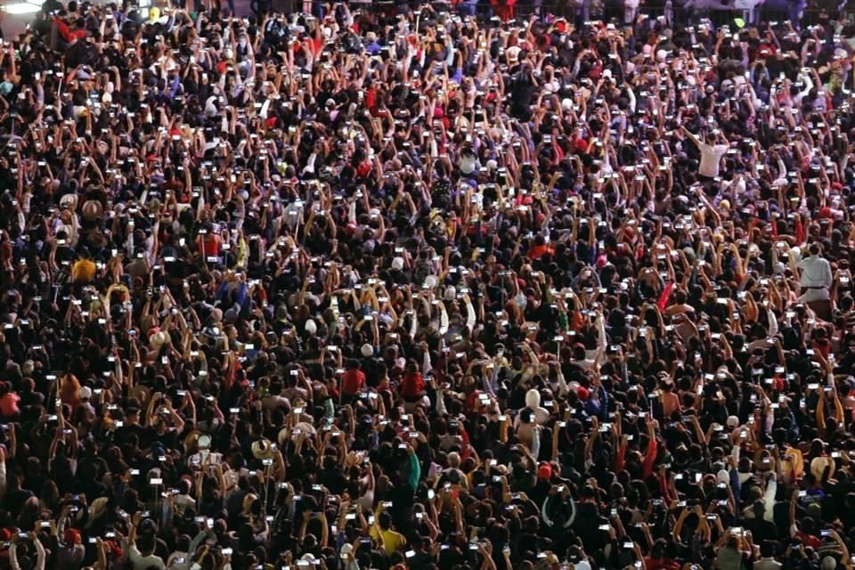 Miles de celulares captaron el momento en que el Grupo Firme cantaba sus éxitos en el Zócalo.