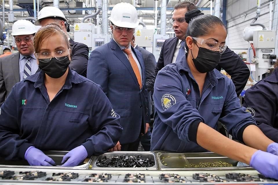 Actualmente, la fábrica de Siemens en Santa Catarina emplea a 2 mil 200 personas y se enfoca en el ensamble de artículos de baja tensión.