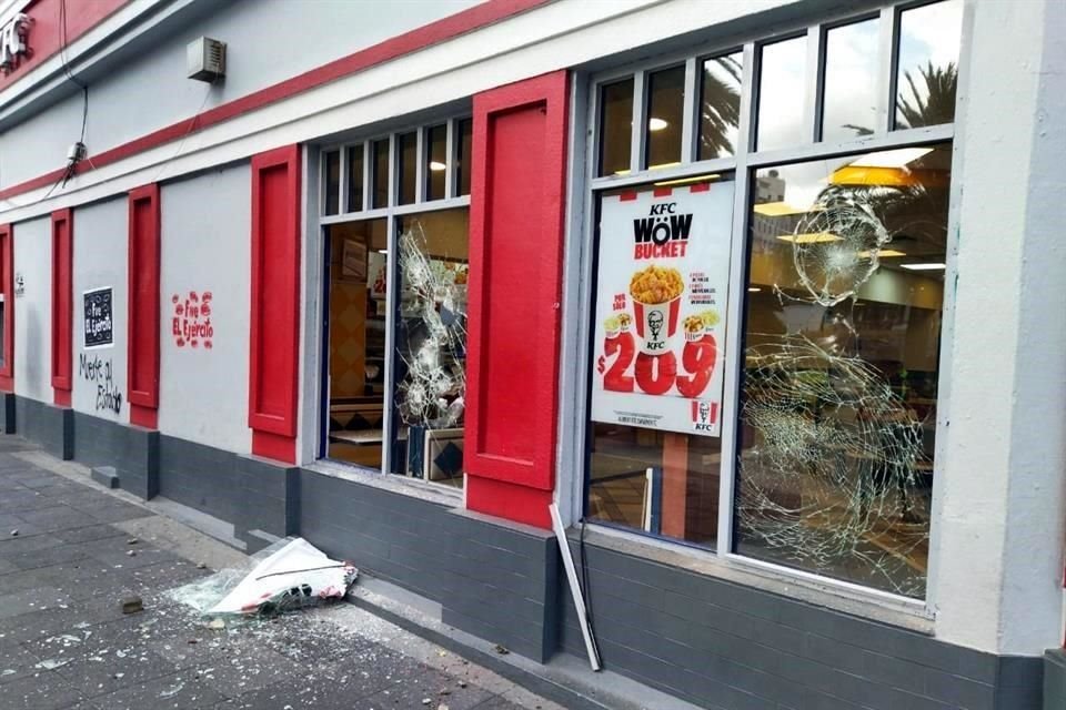 Establecimientos de comida rápida, sobre Avenida Juárez, también fueron vandalizados.