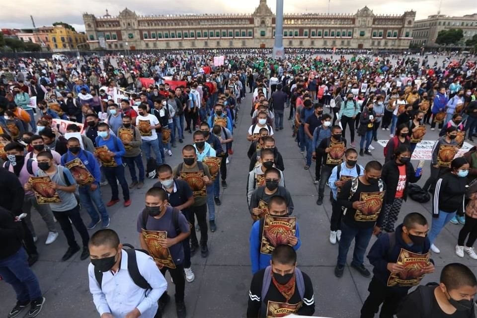Estudiantes normalistas cargaron letreros con la leyenda 'Ayotzinapa, 8 años'.