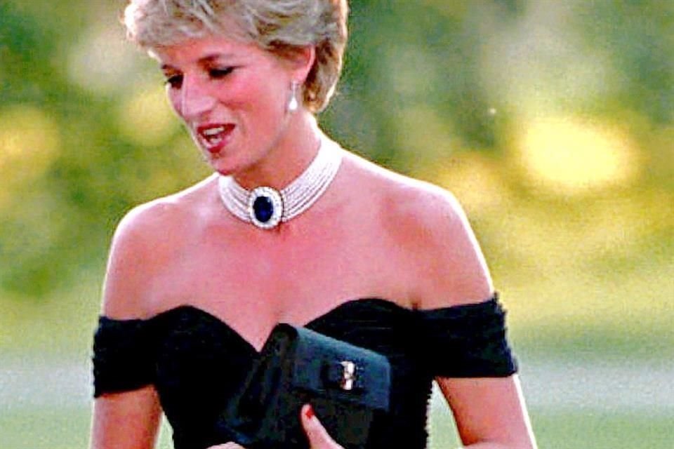 La Princesa Diana pasó de un estilo aniñado a ser vestida por firmas como Armani y Versace.