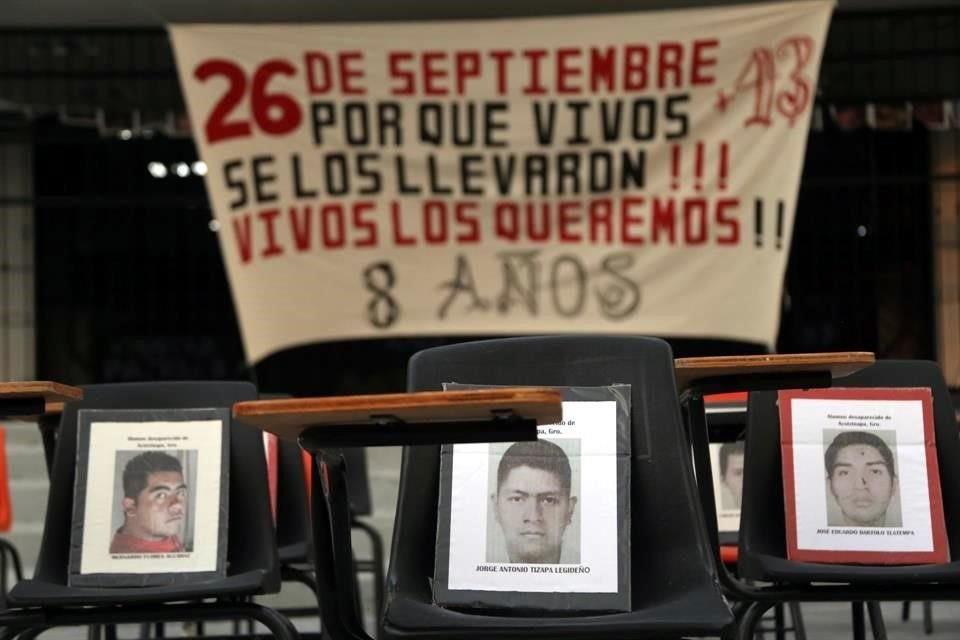 Estudiantes de la Escuela Normal Rural Mactumactzá marcharon ayer en la capital chiapaneca a 8 años de desaparición de sus 43 compañeros normalistas de Ayotzinapa.