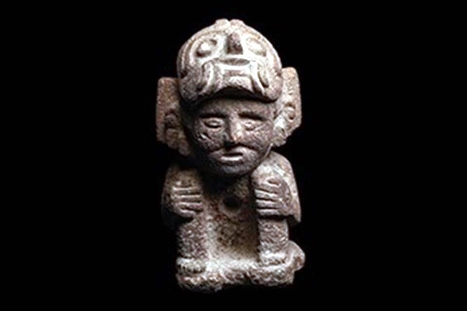 Esta estatuilla de una deidad mexica, probablemente representación de Xochipilli, con una antigüedad de entre 500 y 800 años, tiene un precio   de entre 15 mil y 18 mil dólares.