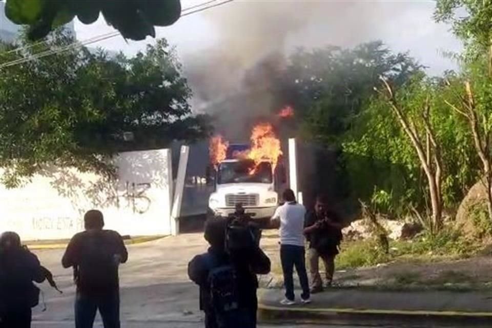 Normalistas incendiaron al menos dos vehículos de empresas privadas y vandalizaron las instalaciones del Palacio de Justicia en Iguala, Guerrero.