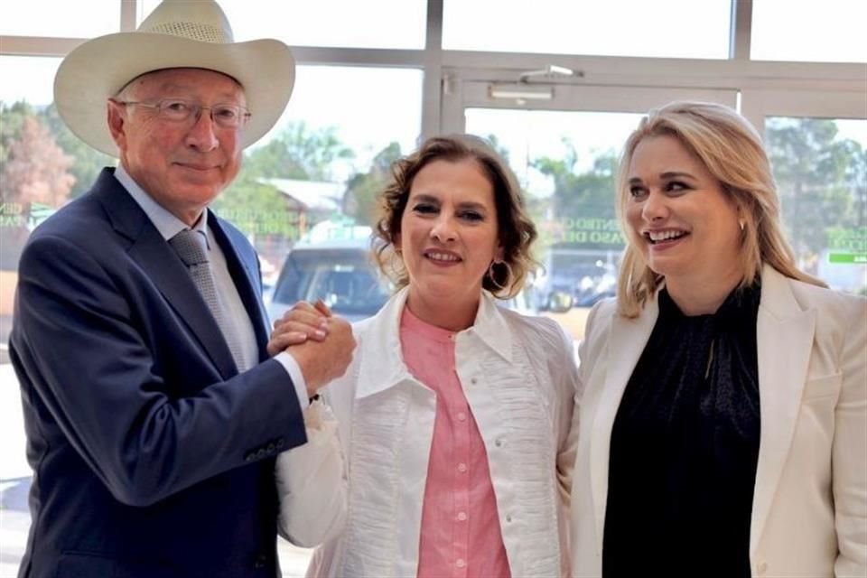 El Embajador participó en el evento Fandango por la lectura en Ciudad Juárez, junto con la escritora Beatriz Muller y la Gobernadora panista de Chihuahua, Maru  Campus.