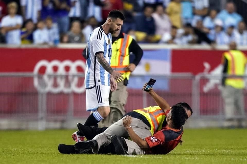 Este aficionado fue detenido a tiempo a unos metros de Lionel Messi.