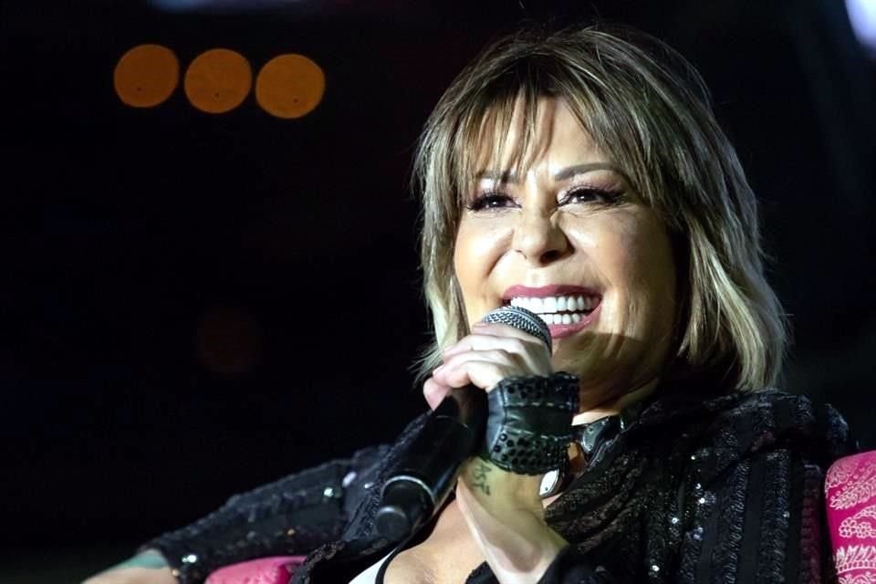 La cantante mexicana Alejandra Guzmán fue hospitalizada de emergencia tras caerse durante un show en Washington, la noche de este martes.