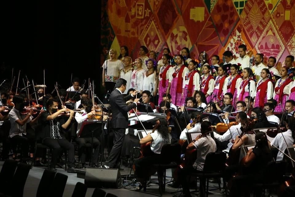 En la inauguración, la Orquesta Escuela Carlos Chávez y el Coro Sinfónico Comunitario interpretaron la pieza 'Tengo un sueño', de la cantata 'Sueños' de Arturo Márquez, y el 'Huapango' de Moncayo.