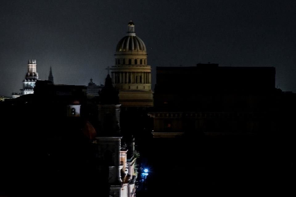 El Capitolio Nacional de La Habana durante el apagón total. Foto corresponde al martes por la noche.