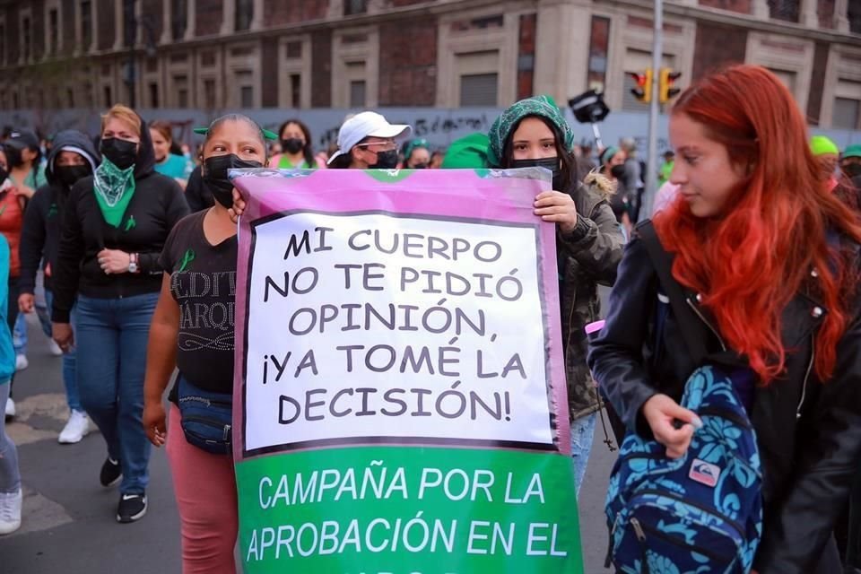 Mujeres a su llegada a la Plaza de la Constitución.