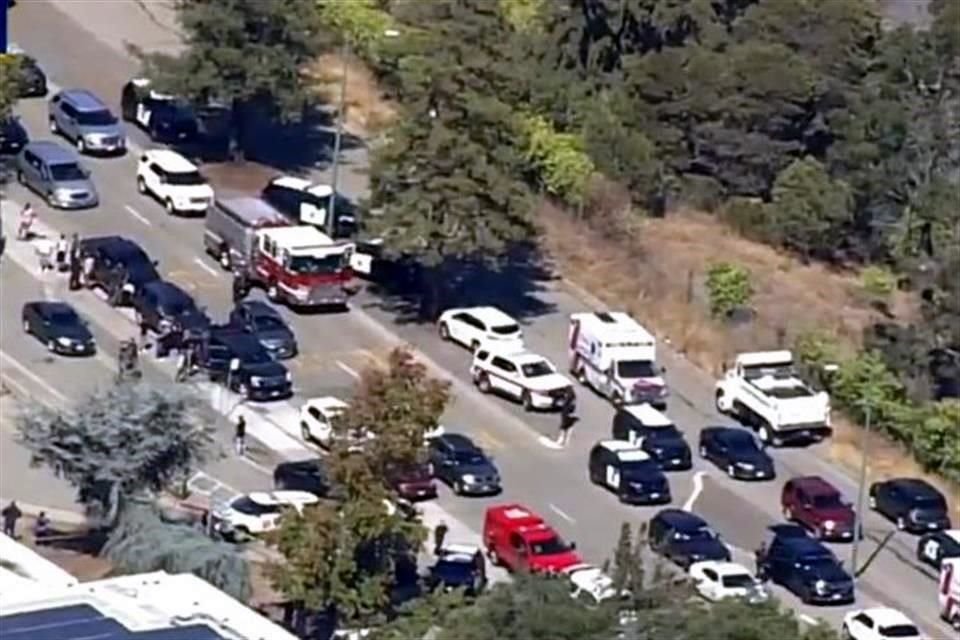 Una toma aérea de CBS muestra a vehículos de la Policía afuera de la escuela donde se registró el tiroteo.