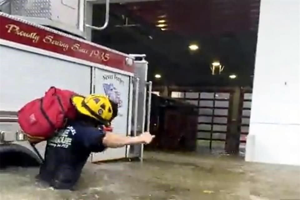 Una estación de bomberos se inundó en Naples, Florida, por el paso de 'Ian'.