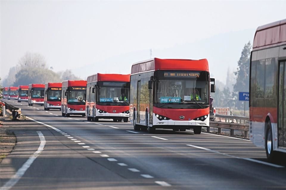 6 de junio de 2020. Una flota de autobuses eléctricos de la empresa china BYD con destino a Santiago de Chile.