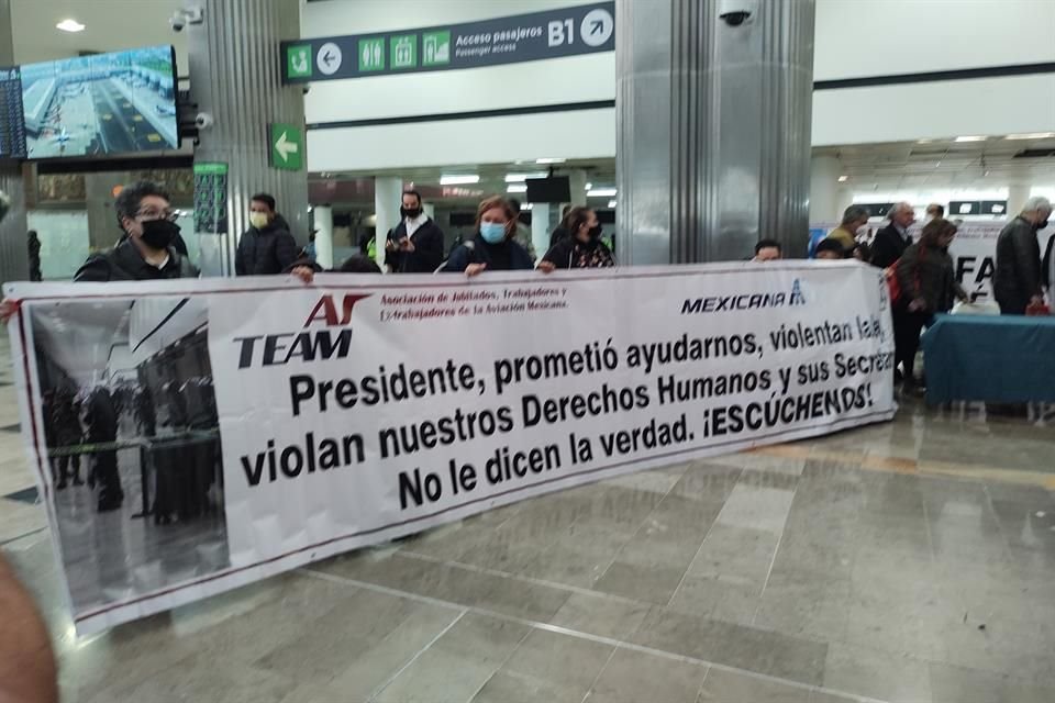 Miembros de la Asociación de Jubilados, Trabajadores y ex Trabajadores de Mexicana de Aviación bloquean el AICM.