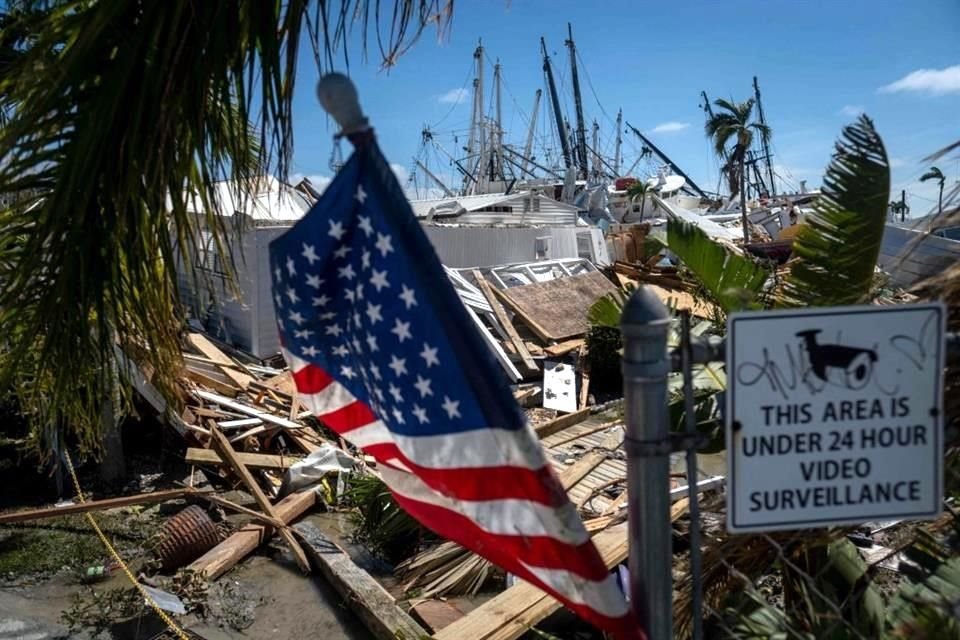Una bandera de EU ondea en medio de daños por el huracán 'Ian, en Fort Myers, Florida.