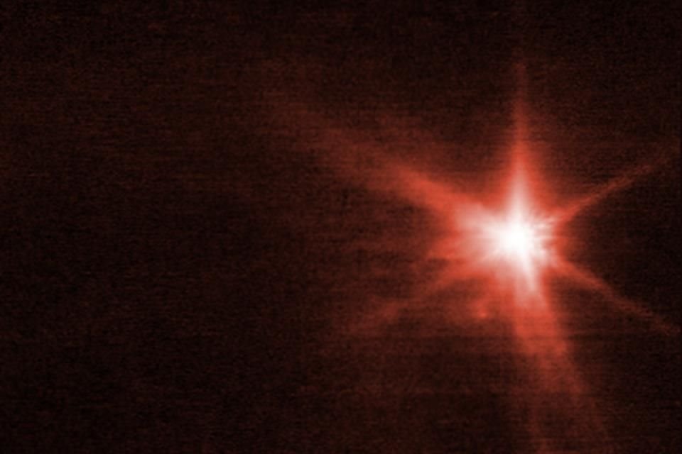 Esta foto tomada por la cámara infrarroja del telescopio James Webb Space muestra al asteroide Dimorfos después del impacto.