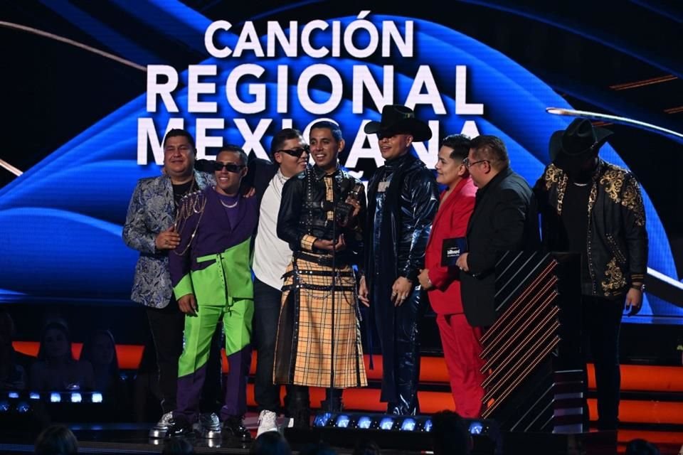 Grupo Firme fue galardonado con dos premios en los Billboard de la Música Latina; reconocen trayectoria de Christina Aguilera y Raphael.