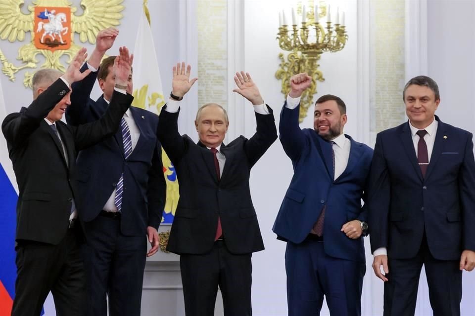 De izquierda a derecha, los líderes prorrusos de Jersón y Zaporiyia, el Presidente Putin, y los líderes de Donetsk y Lugansk.