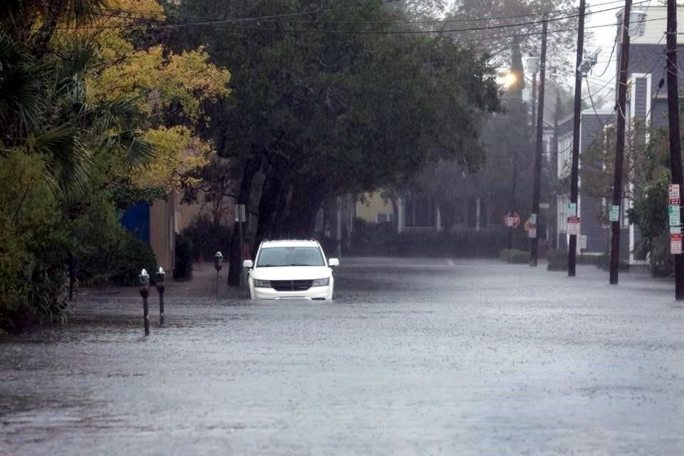 La ciudad de Charleston ya registraba una importante acumulación de lluvia.